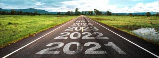 英語で「2020」「2021」という数字が書かれた道路。