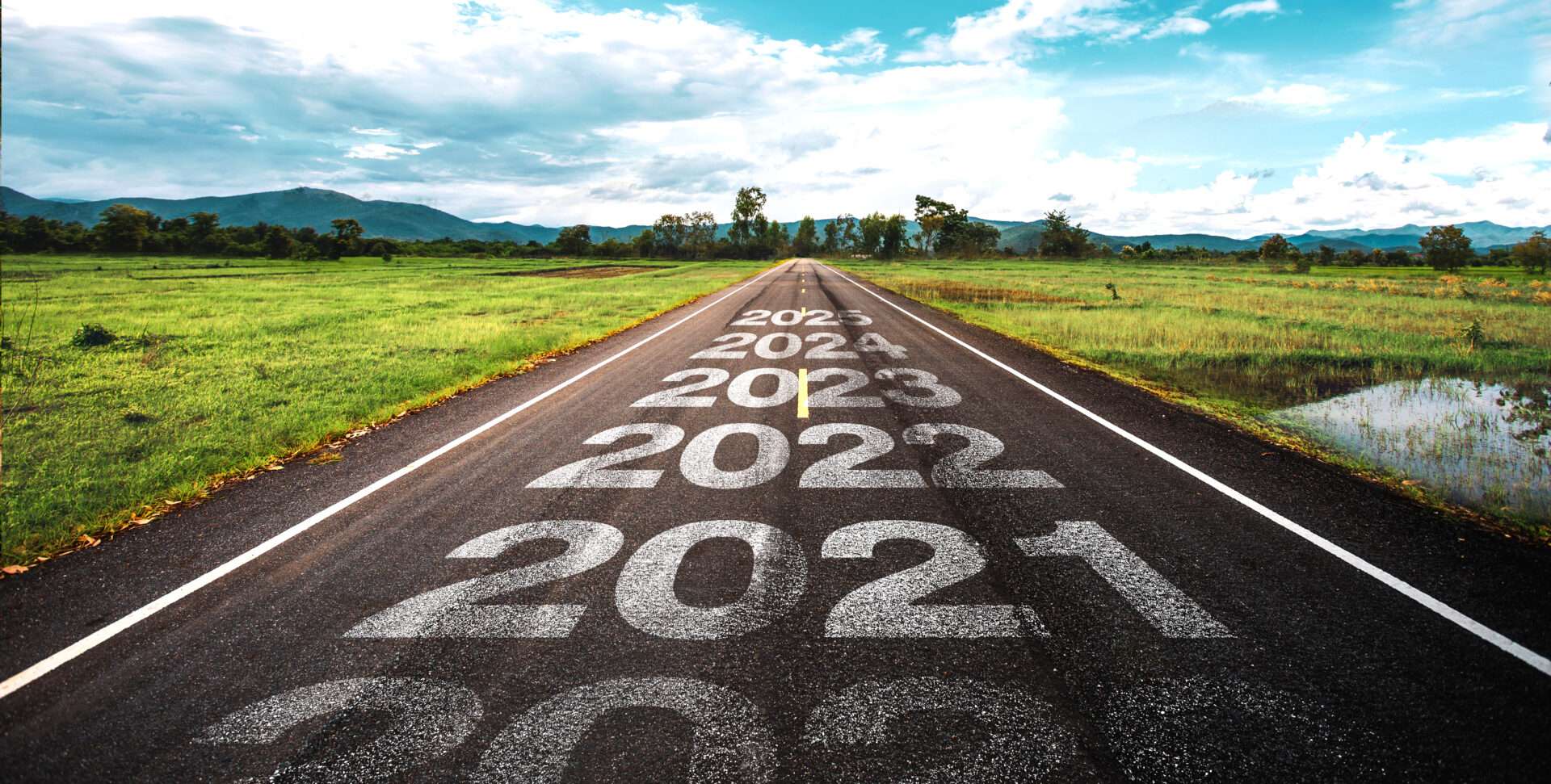 英語で「2020」「2021」という数字が書かれた道路。