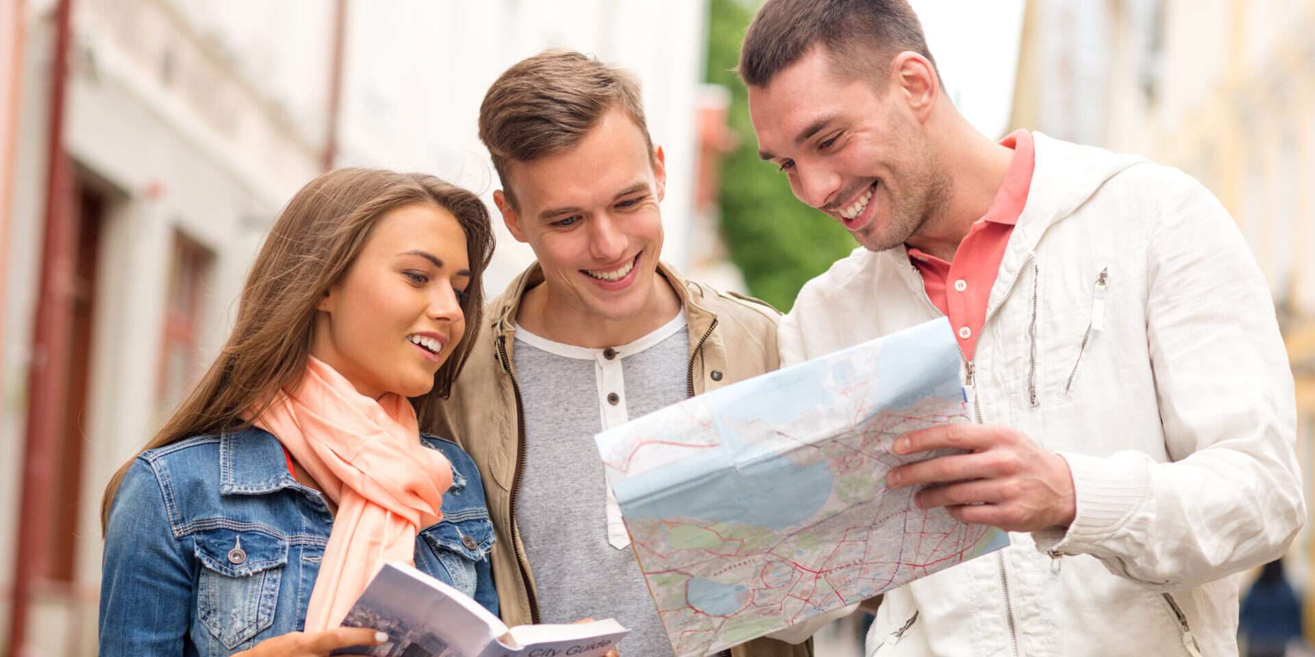 地図を調べている 3 人の若者。