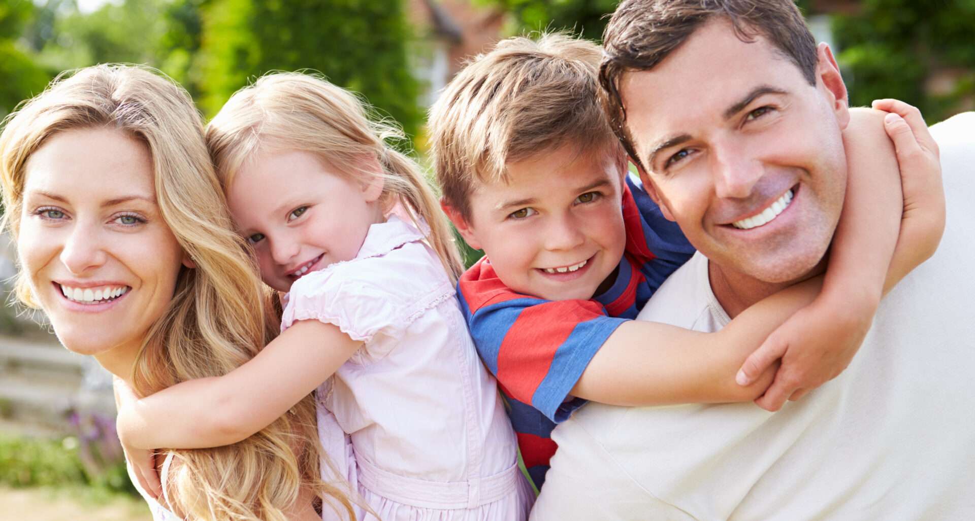 イングリッシュガーデンで家族が写真を撮っている。