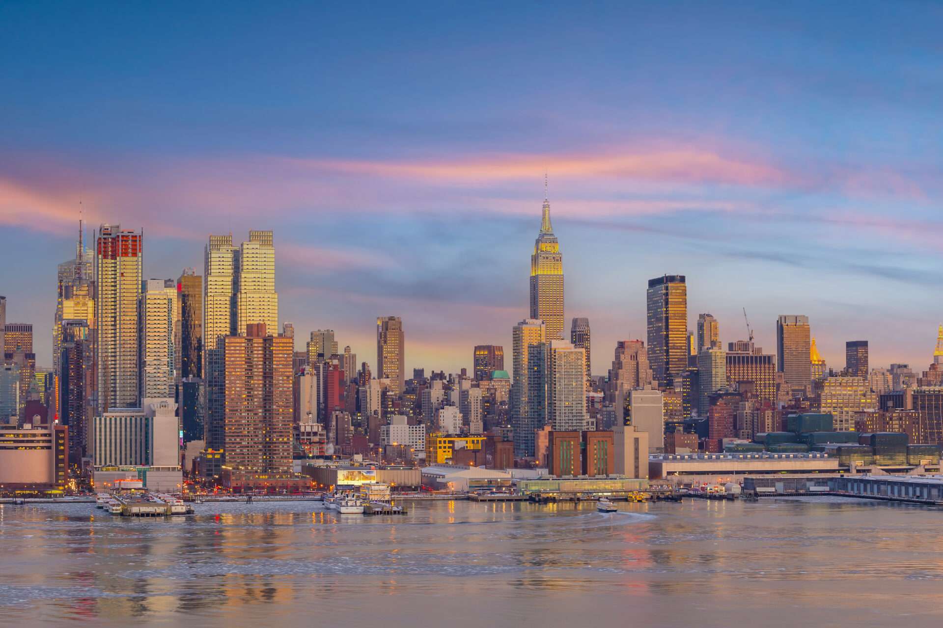 英語での夕暮れ時のニューヨーク市のスカイライン。