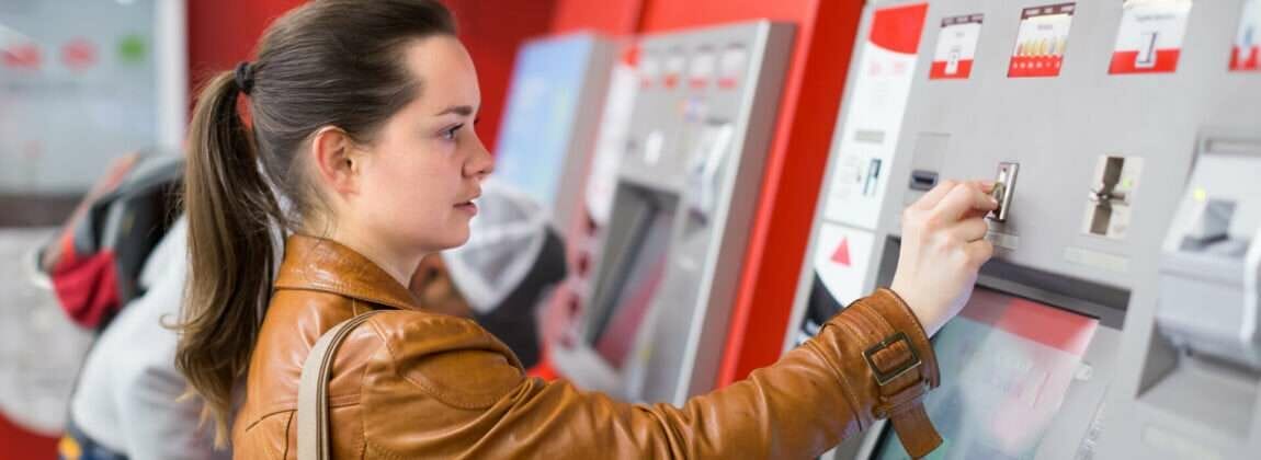 女性がATMにお金を入れています。 女性がATMにお金を入れています。