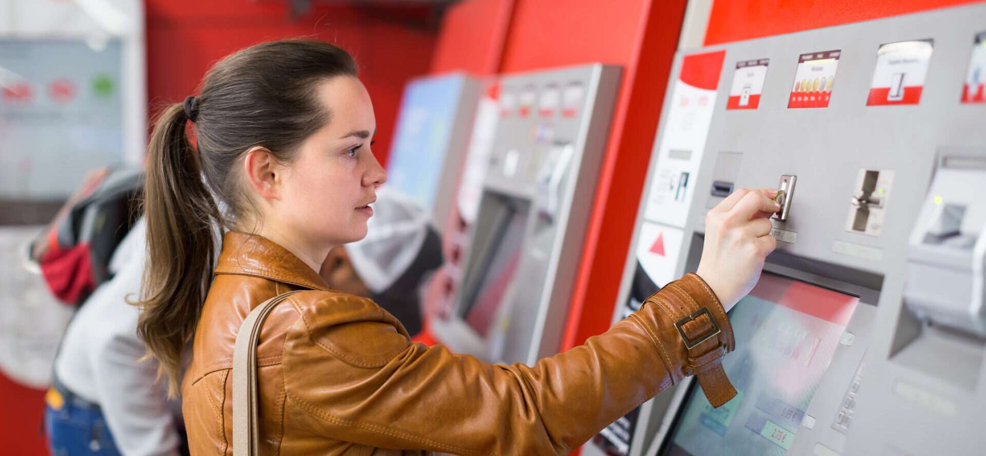 女性がATMにお金を入れています。