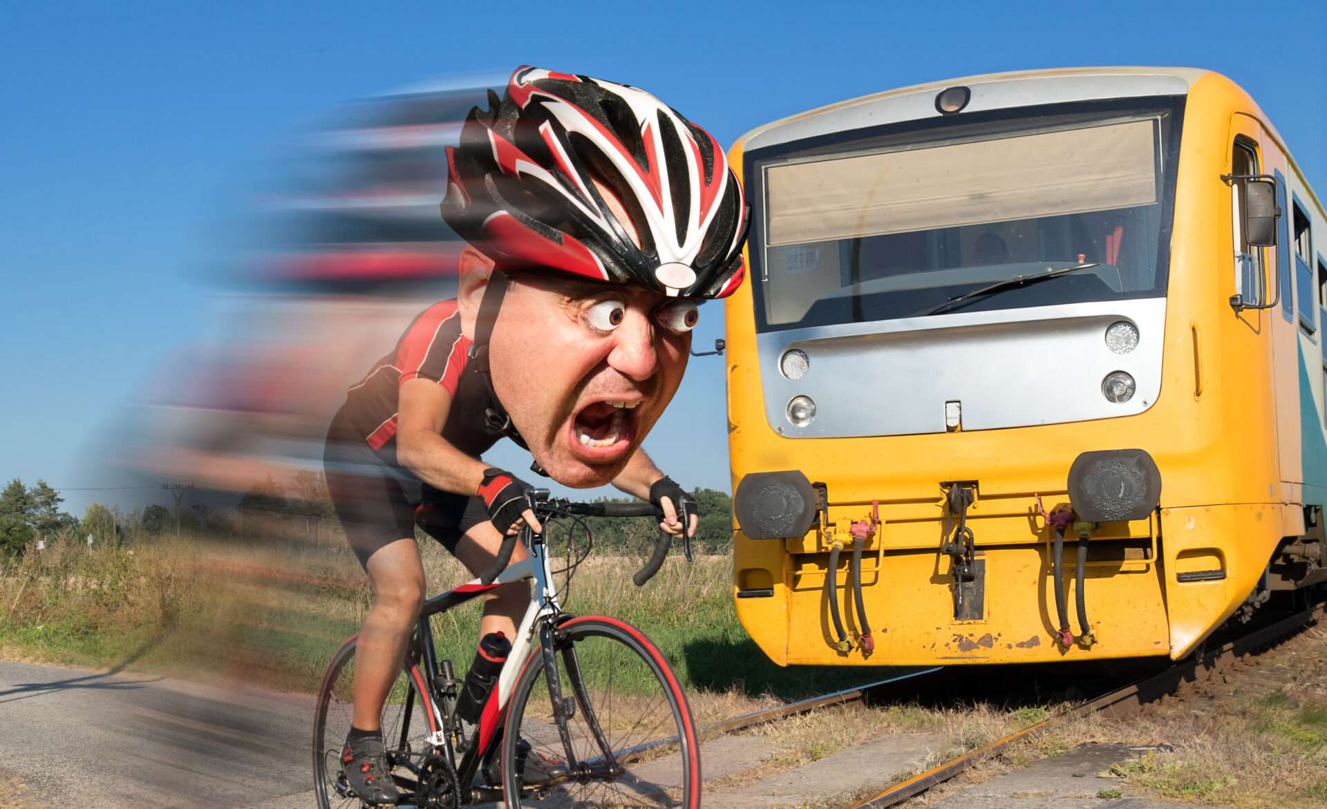 日本語の電車の隣で自転車に乗っている男性。