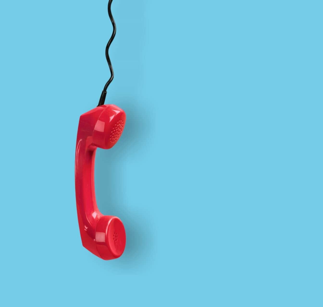 青い背景に赤い電話がかかっています。