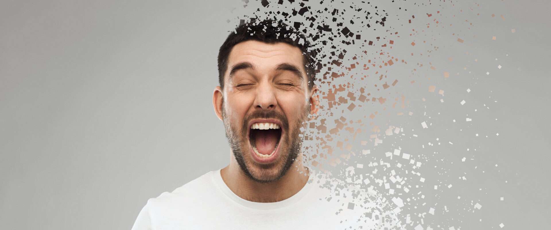 ある男性が日本語から紙吹雪を出して叫んでいます。