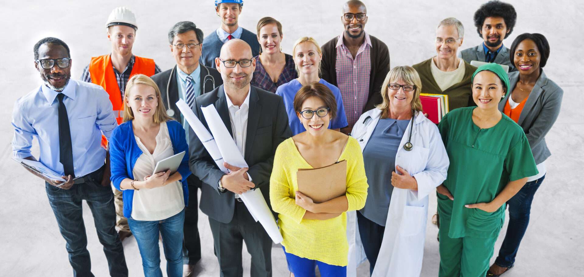 白い背景の前に立つ人々のグループ。