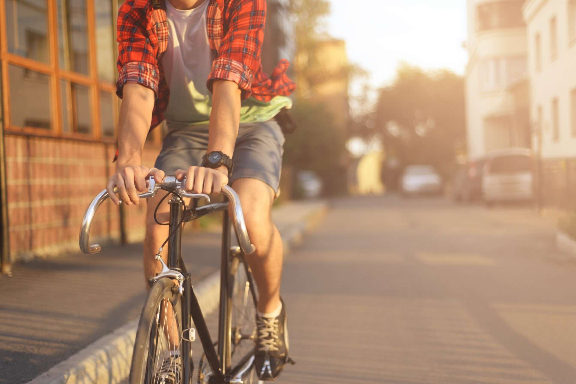 路上で自転車に乗っている若い男性。