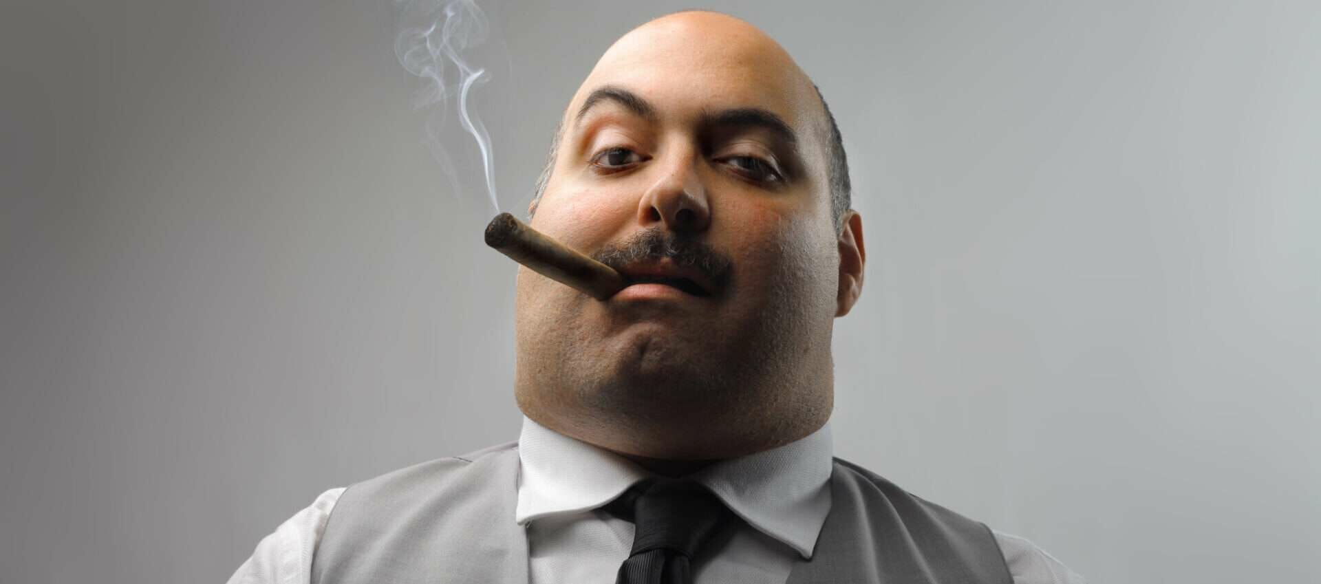 葉巻を吸う男性。