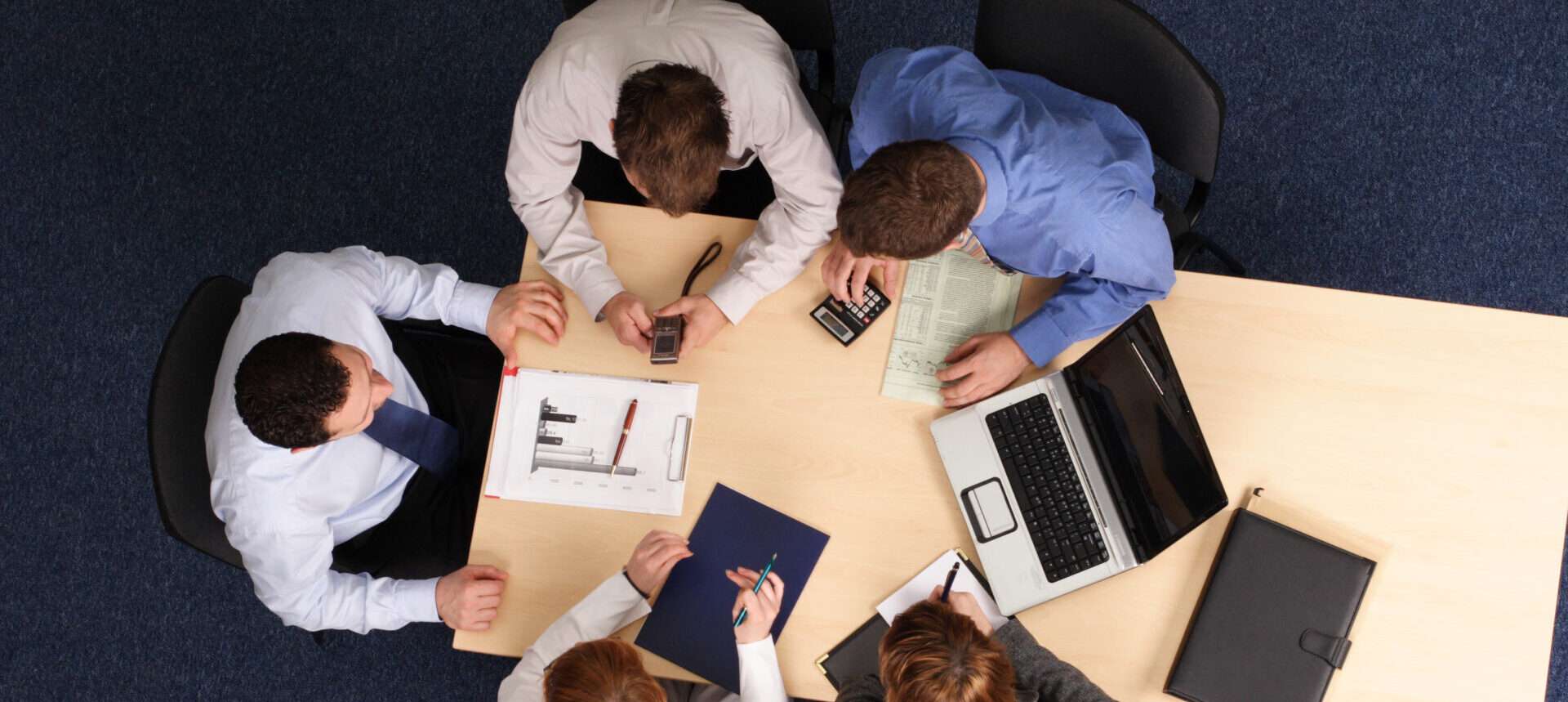 テーブルの周りに座っている日本語学習者のグループ。