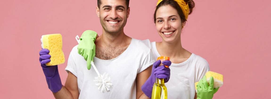 英語で掃除用品を持った男性と女性。