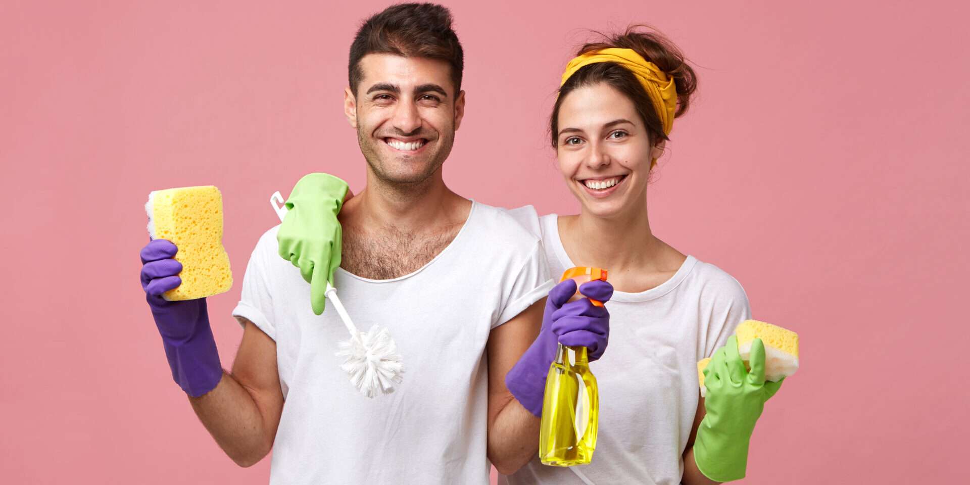 英語で掃除用品を持った男性と女性。