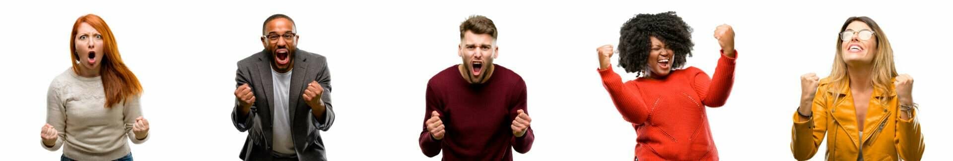 手を空に上げた人々のグループ。