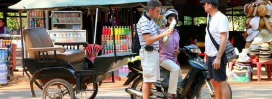 男性が人力車の横に立って英会話をしている。