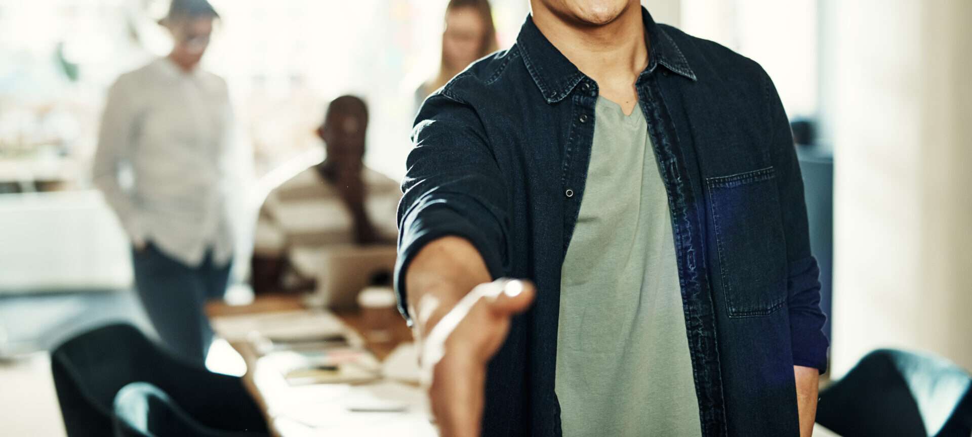 男が人々のグループに向かって身振りで示しています。 男が人々のグループに向かって身振りで示しています。