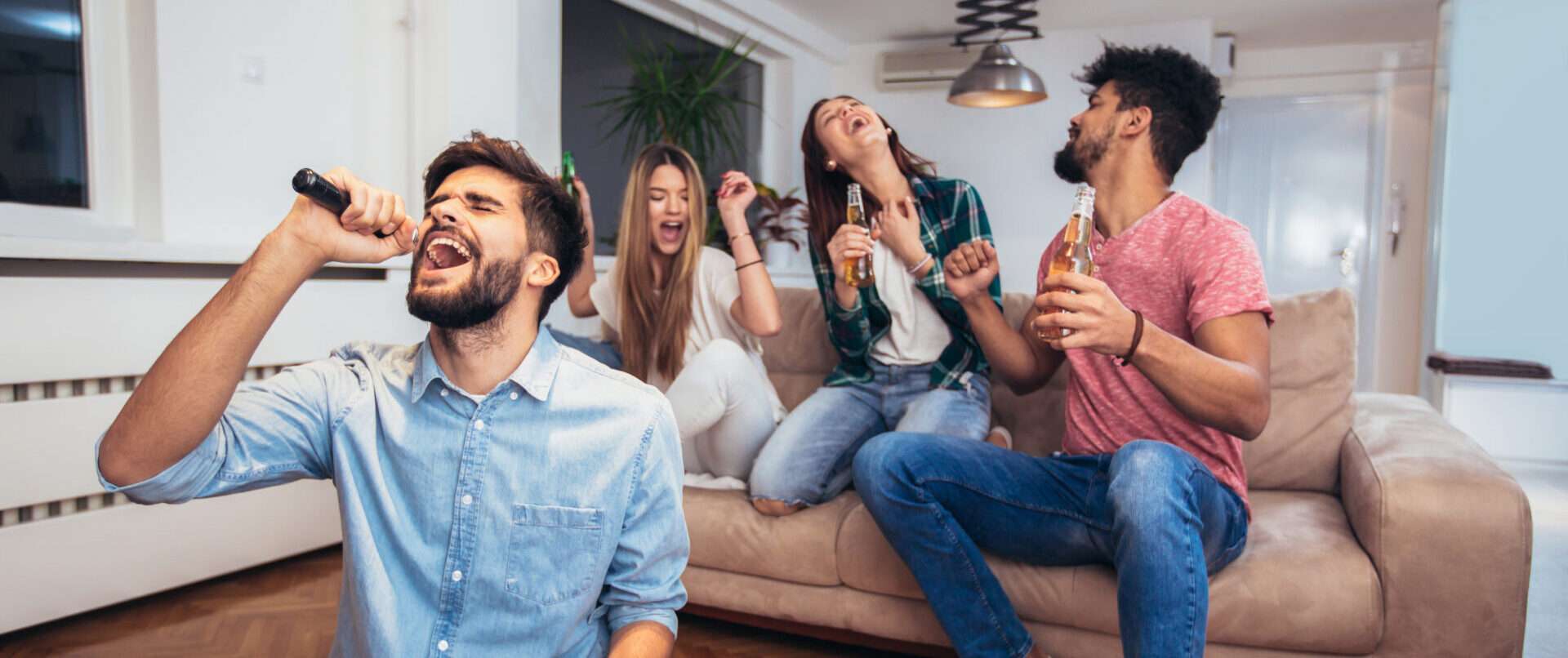 リビングルームで英語で歌う人々のグループ。