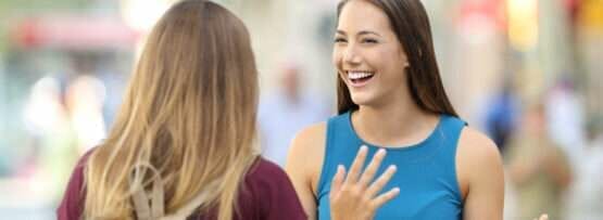 路上で英語で会話する 2 人の女性。