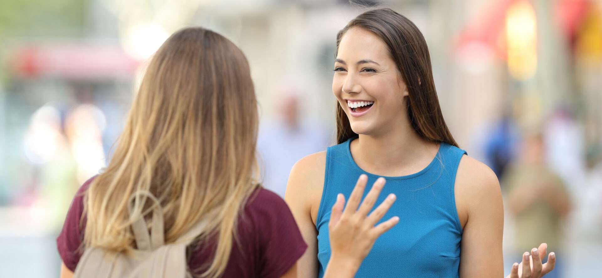 路上で英語で会話する 2 人の女性。