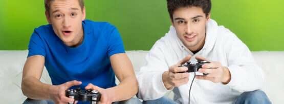 ソファでビデオゲームをしている 2 人の日本人男性。