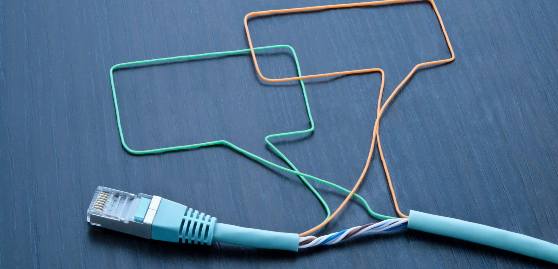 イーサネット ケーブルに吹き出しが付いています。