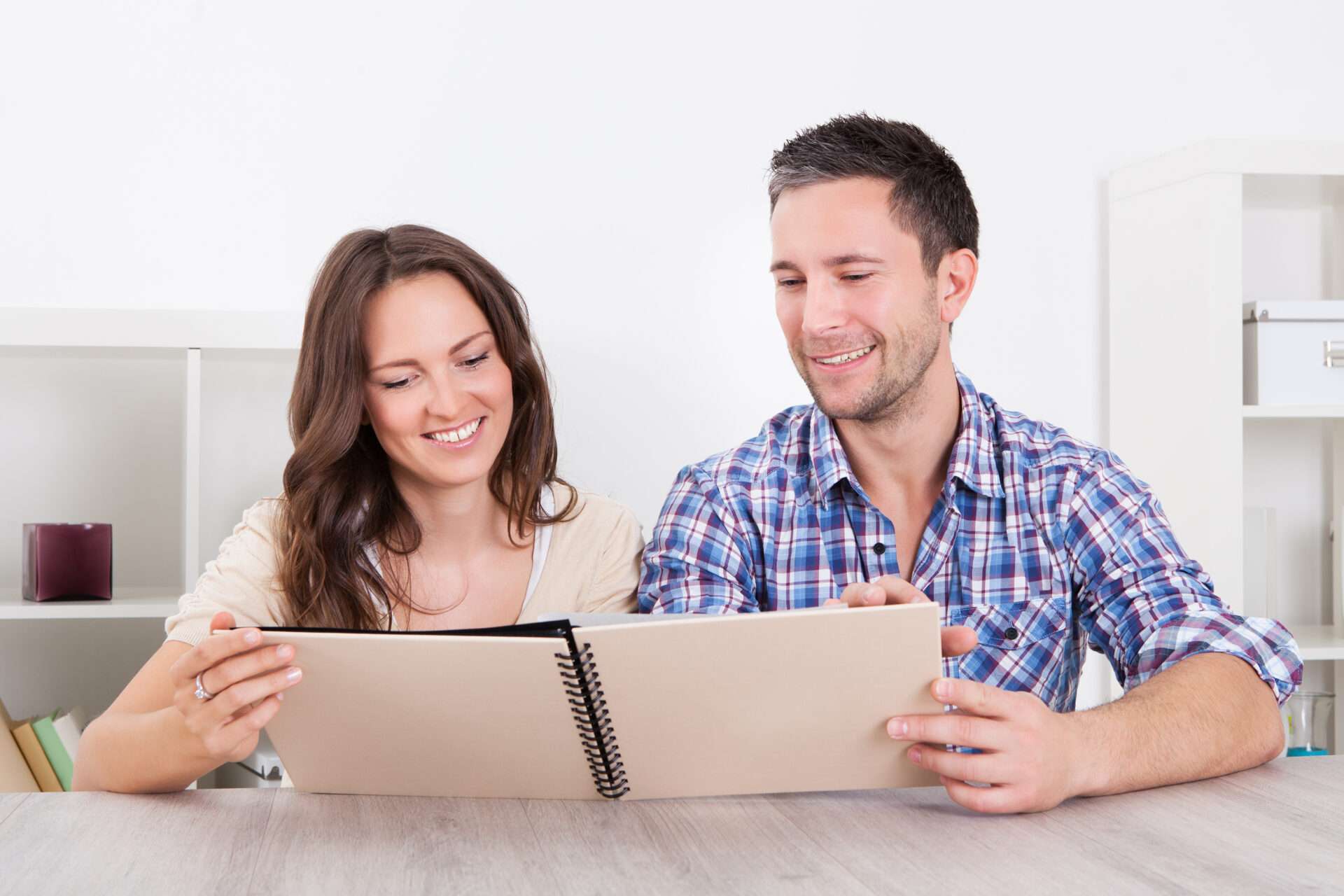 自宅で英語を勉強している若い夫婦。