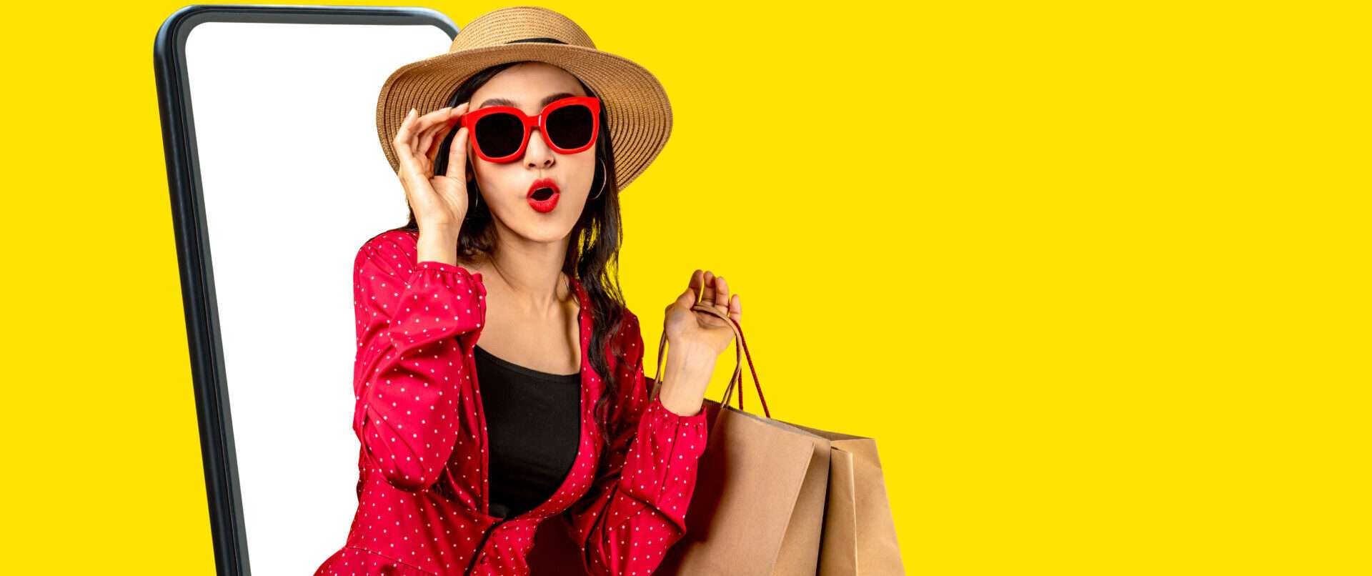 黄色の背景の前で女性が買い物袋を持っています。 （英語）