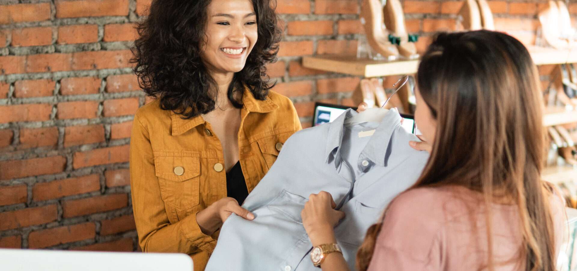 店内でシャツを閲覧している 2 人の女性。 店内でシャツを閲覧している 2 人の女性。