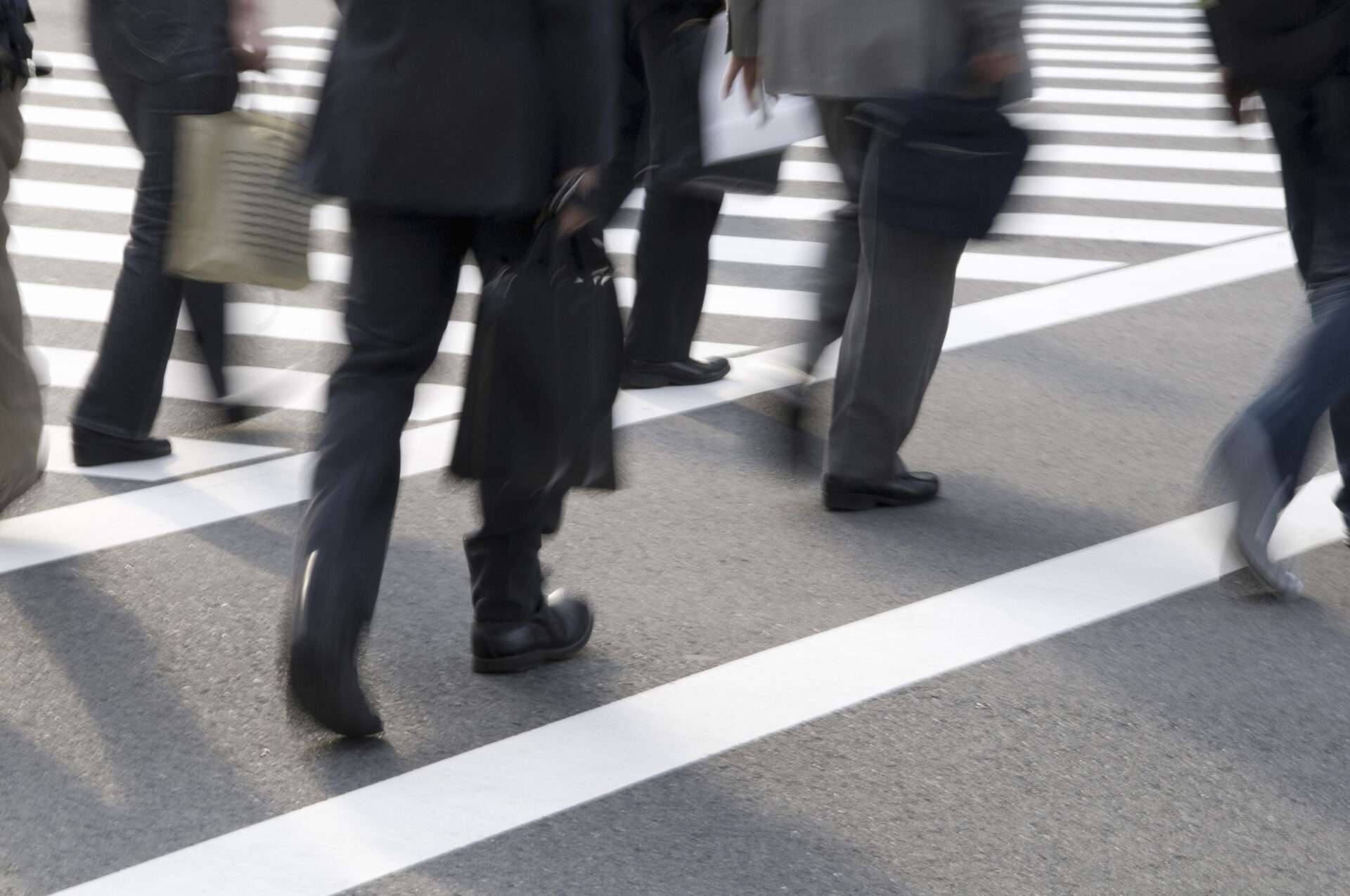 通りを横切って歩いている人々のグループ。 - 日本語