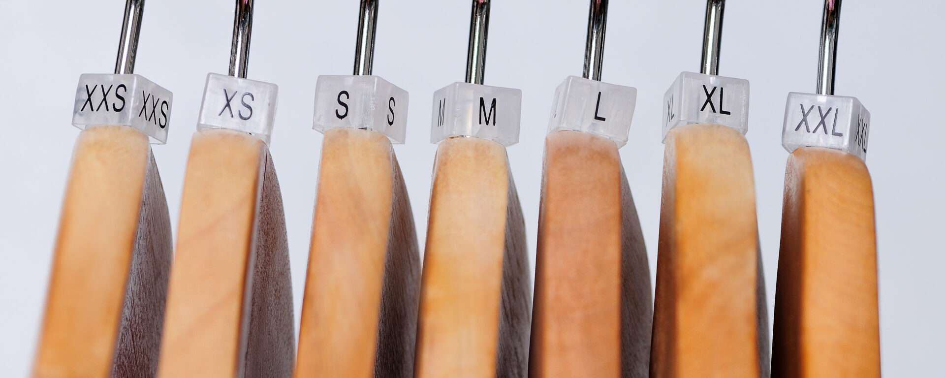 番号が付けられた木製のハンガーが並んでいます。