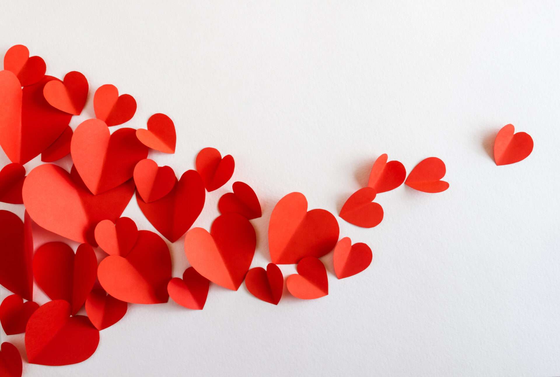 白い背景にバレンタインデーの赤い紙の心。 白い背景にバレンタインデーの赤い紙の心。