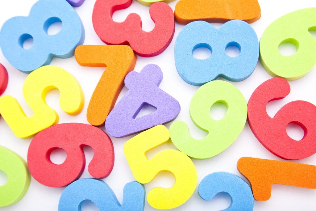 きれいな白い背景に明るく鮮やかな木製の数字。