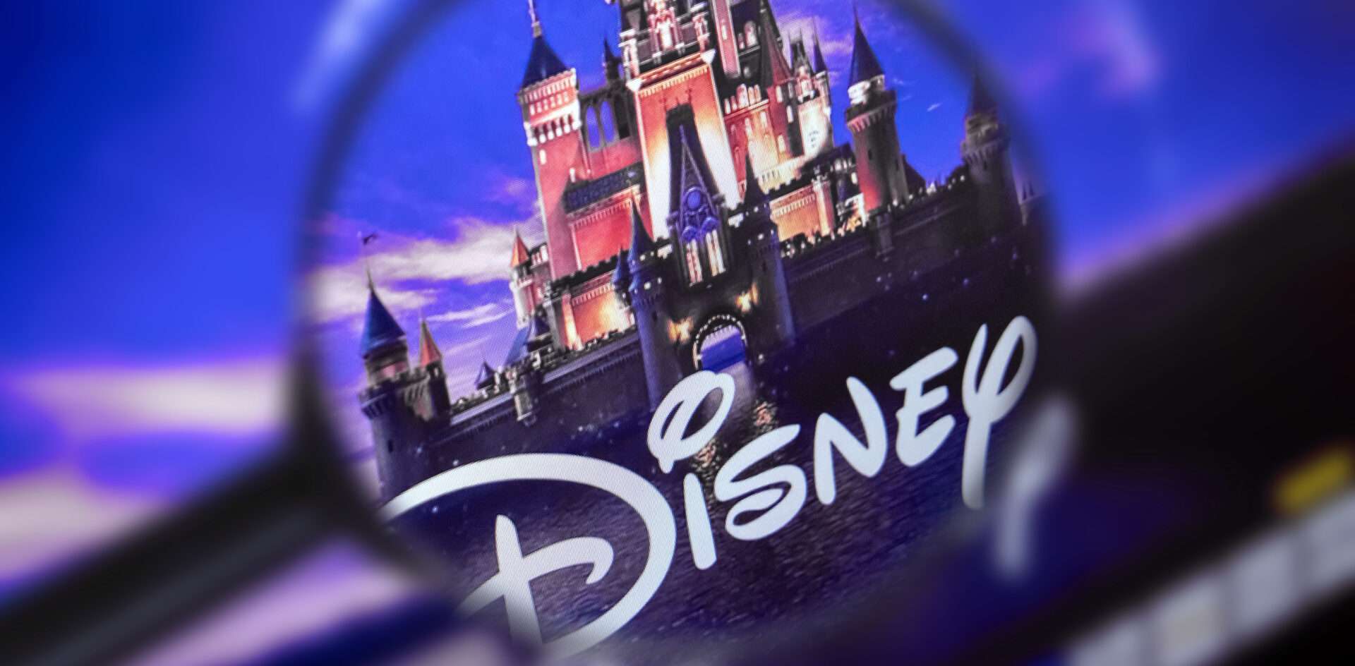 ディズニーのロゴが虫眼鏡で拡大されています。