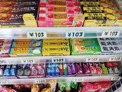 日本語: スーパーに並ぶ和菓子。
英会話 : スーパーに並ぶ和菓子。