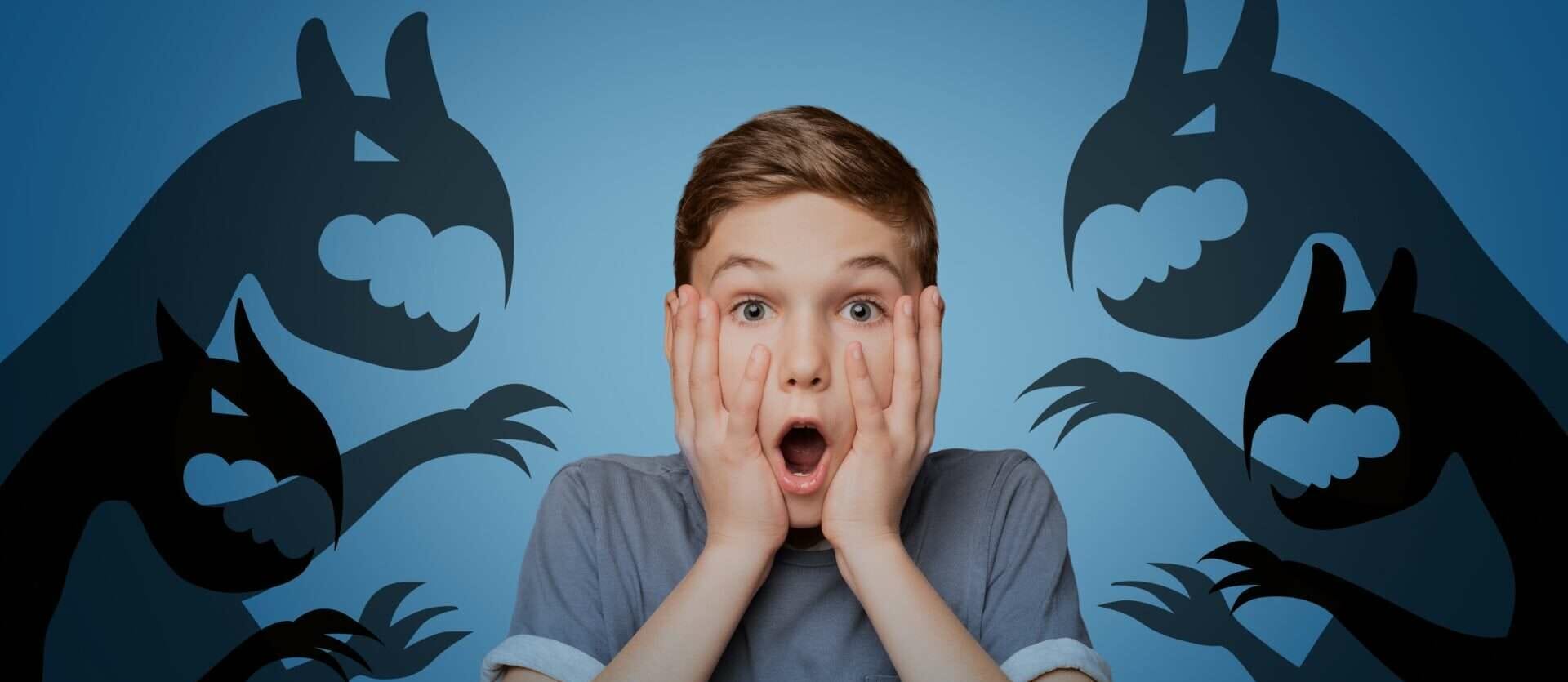 顔を悪魔の日本語で覆った少年。