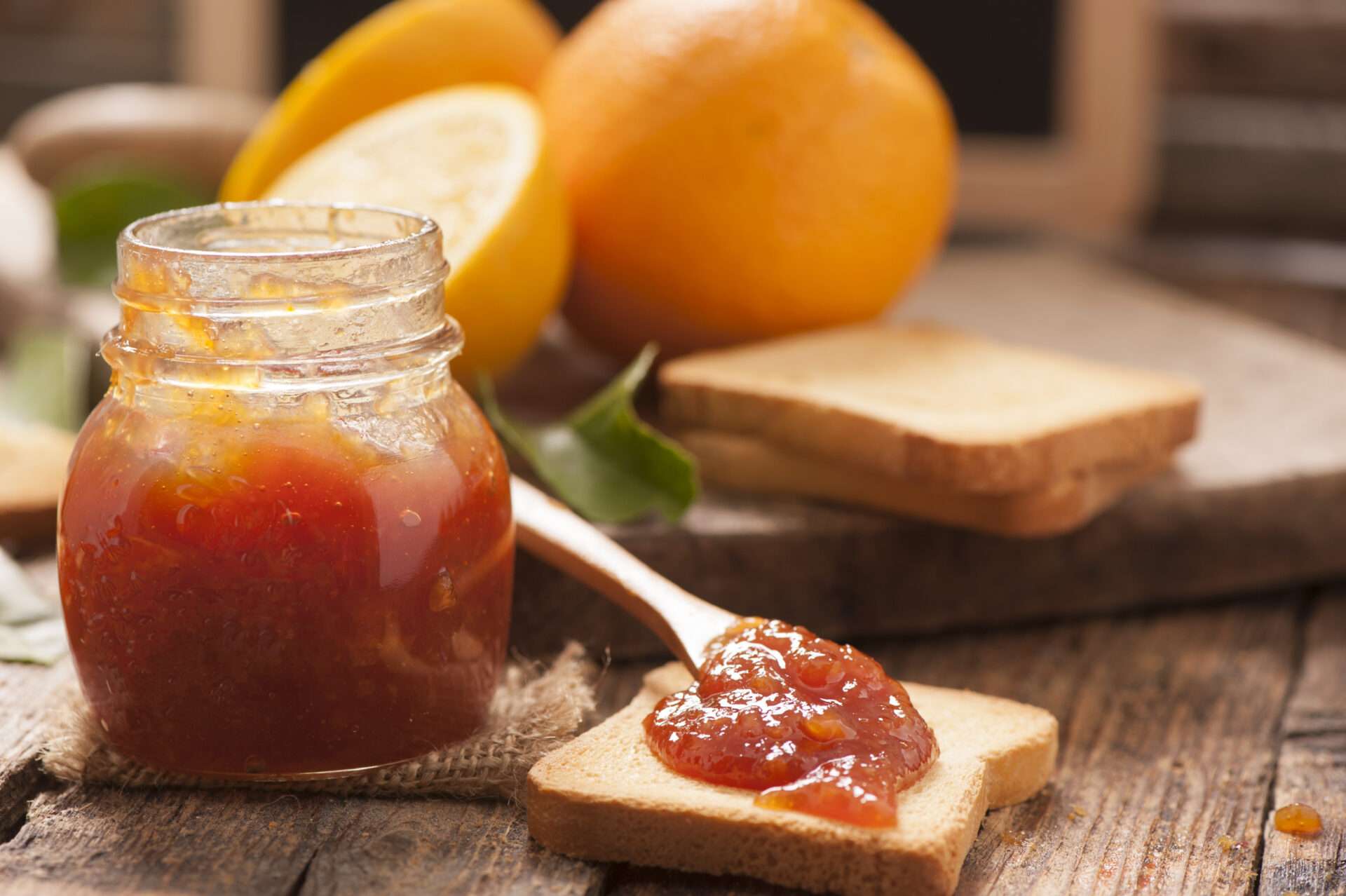 木製のテーブルの上にオレンジ ジャムの瓶。 （英語）