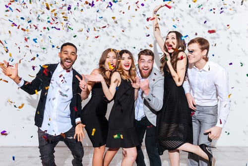 色とりどりの紙吹雪が降り注ぎ、パーティーを楽しく祝う人々の活気に満ちた集まり。