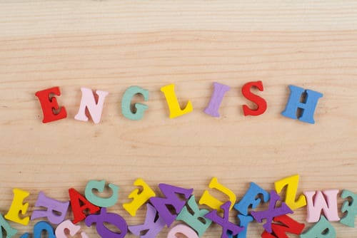 木のテーブルにカラフルな文字で「日本語」が綴られている。