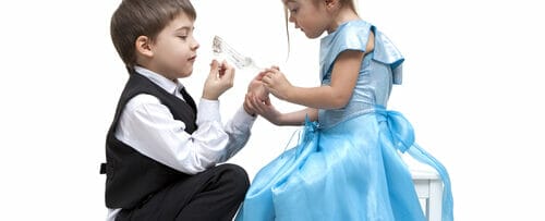 ベンチに座りながら英語で会話する男の子と女の子の2人の子供。