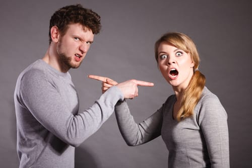男女がお互いに指を差しながら激しい日本語会話をしていた。 男女がお互いに指を差しながら激しい日本語会話をしていた。