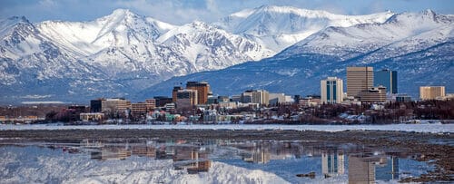 雪を頂いた山々に囲まれたアラスカの都市。