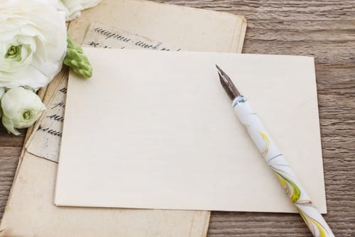 ペンと花が描かれた古い本で、英会話の練習に最適です。