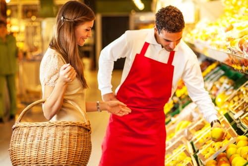日本語を話す女性が赤いエプロンを着用しています。