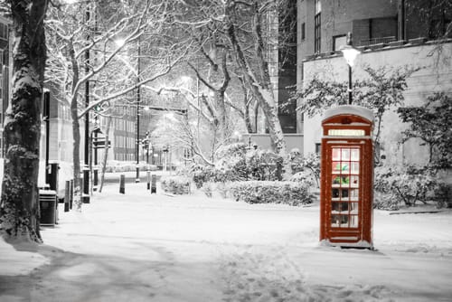 英会話の練習に最適な、雪の中の電話ボックスの白黒写真。