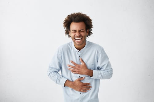 男は腹を抱えて笑いが止まらない。