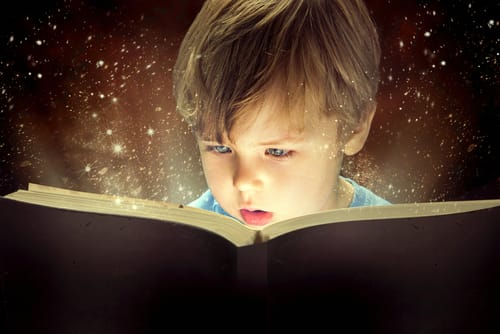 若い男の子が英会話の練習をしながら、星を背景に本を読んでいます。