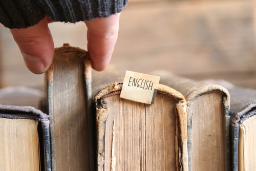 人は「日本語」と書かれた本を持っています。