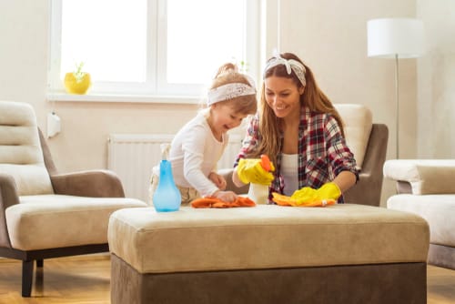 リビングでおもちゃで遊びながら英会話を楽しむ母と娘。