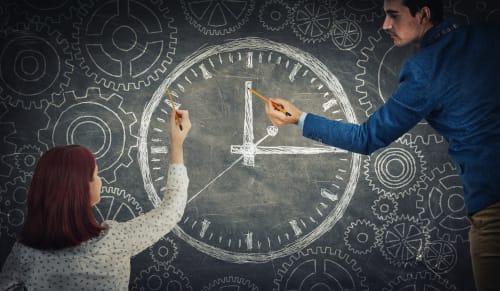 英語で会話しながら黒板に時計を描く英会話に取り組む二人。 英語で会話しながら黒板に時計を描く英会話に取り組む二人。