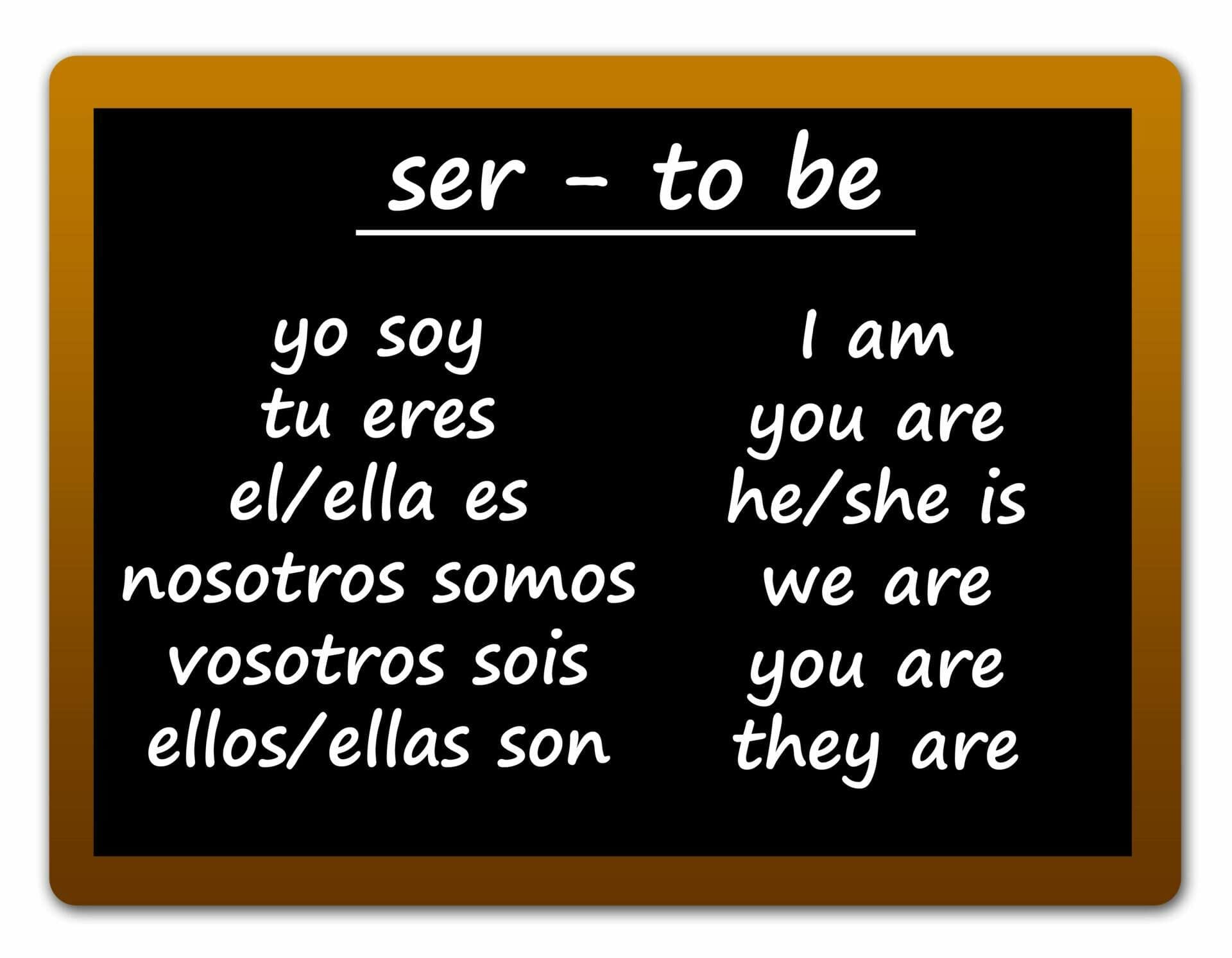 スペイン語と英語で「ser - to be」と書かれた黒板。