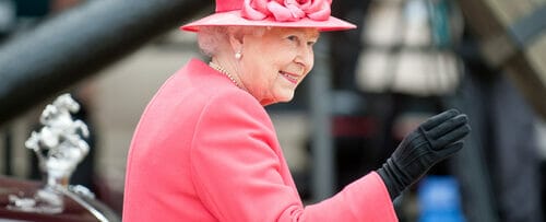 英会話イベント中に観衆に手を振る英国女王エリザベス1世。